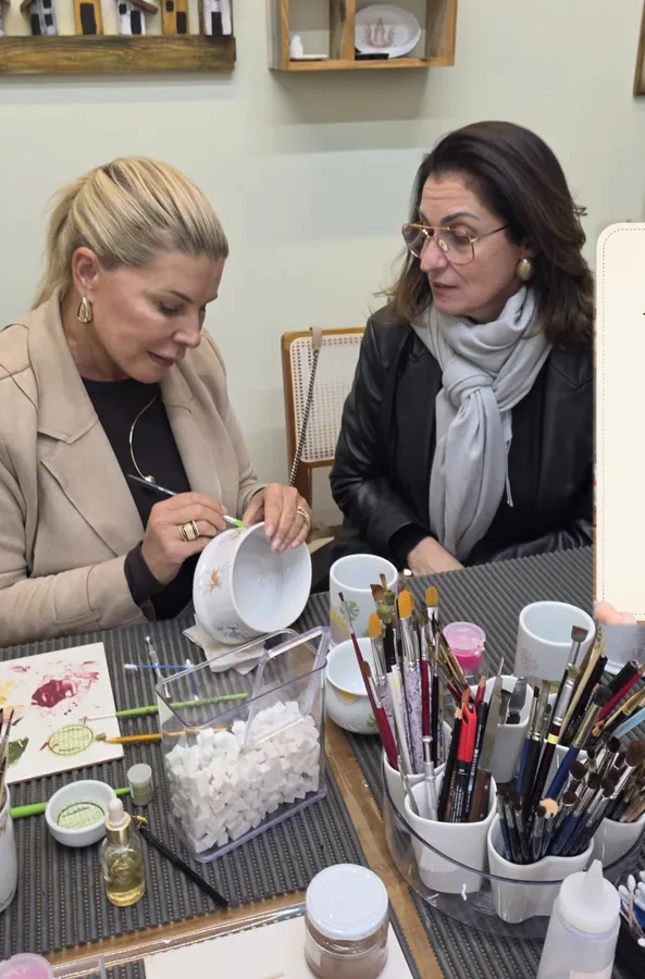 Aula de pintura em porcelana no ateliê