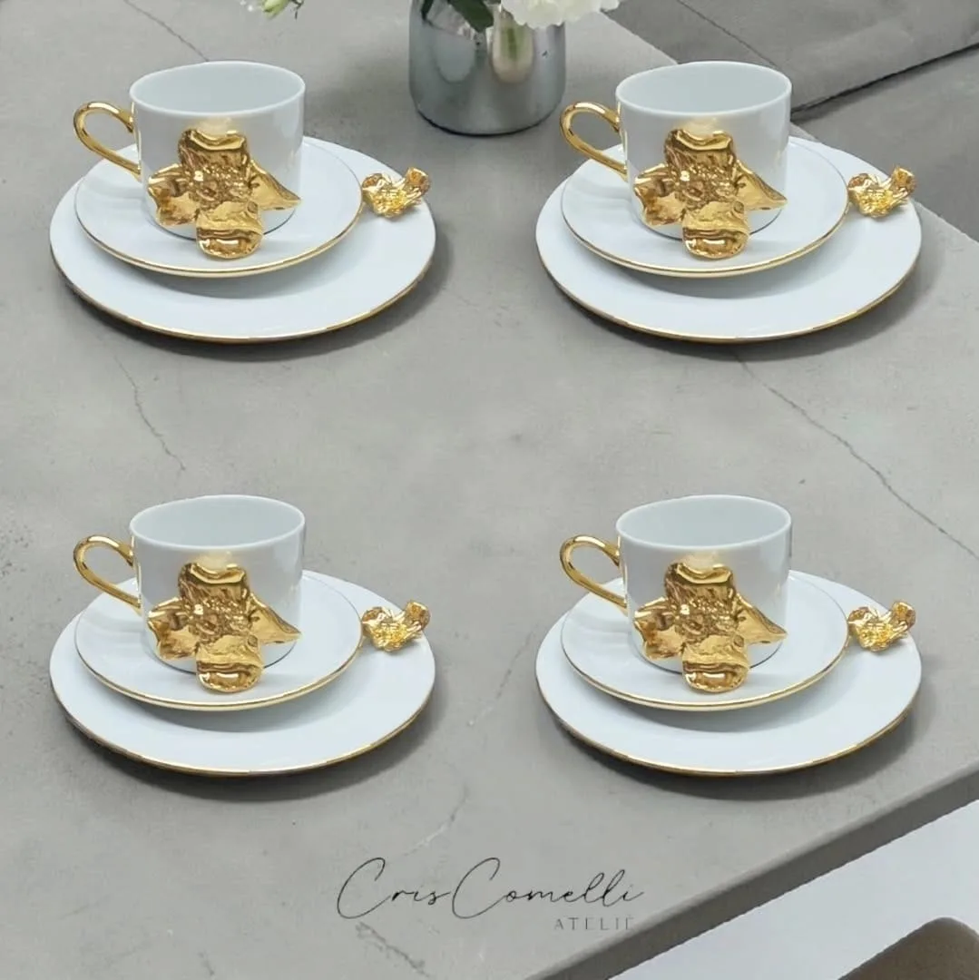 Mesa com detalhes dourados